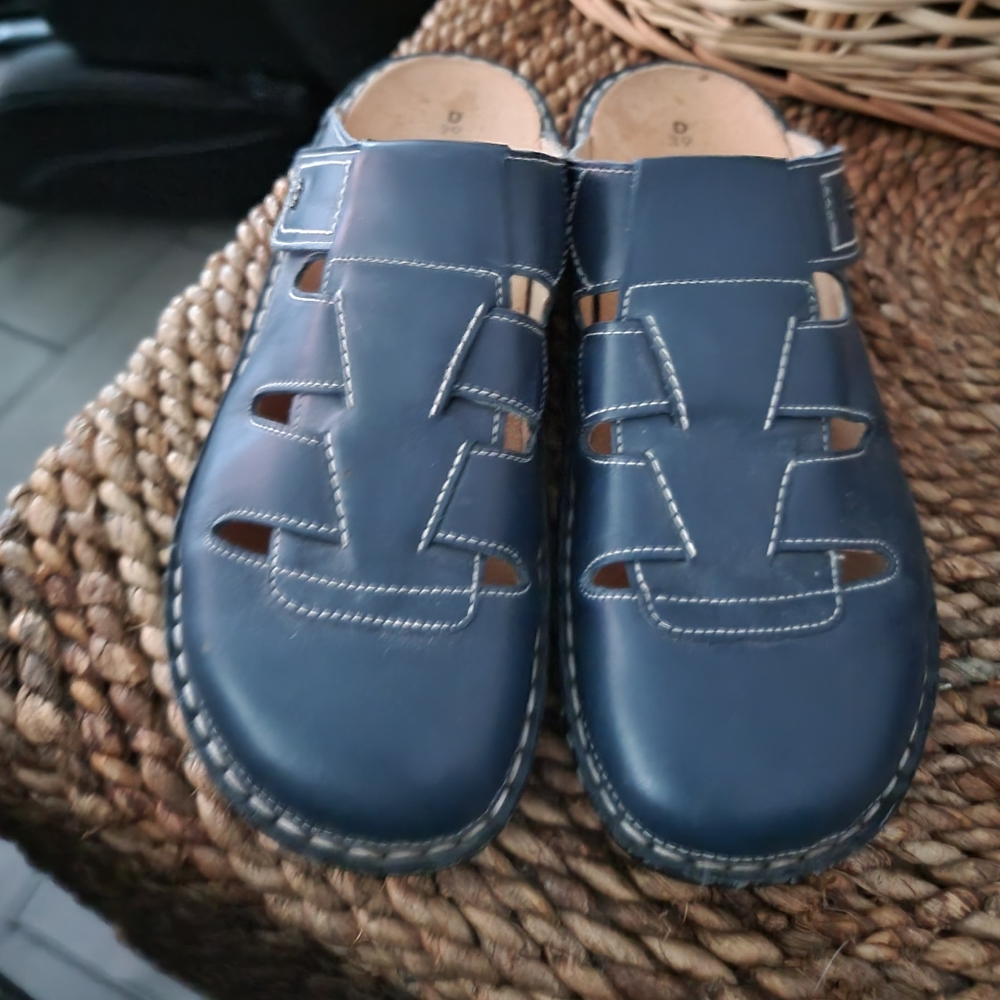 EUC BLUE FINN COMFORT SZ 39 SZ 8 SANDAL SHOES